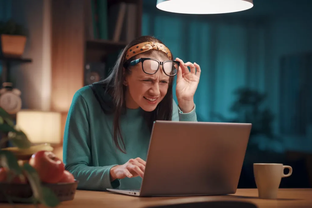 donna che guarda il computer con aria interrogativa perché ha un problema informatico